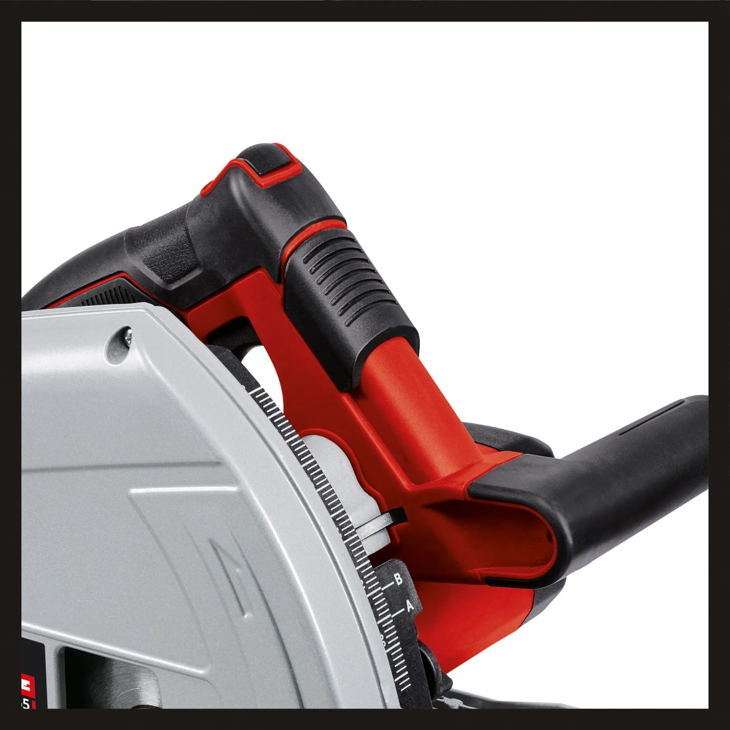 Detailaufnahme: Einhell TE-PS 165 Tauchsäge, Handkreissäge mit rotem Gehäuse und schwarzem Griff.