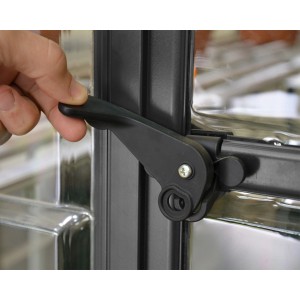 Detailaufnahme: Hand öffnet Fenster des Palram Canopia Gewächshauses.