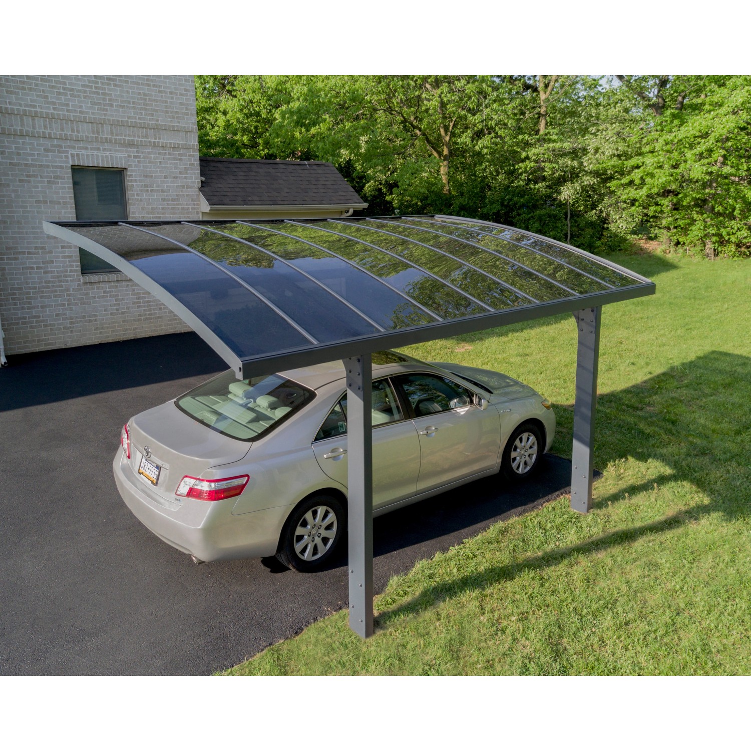 Palram Canopia Arizona Breeze Carport in Anthrazit mit Auto darunter. Aluminiumkonstruktion mit Polycarbonat-Dach.