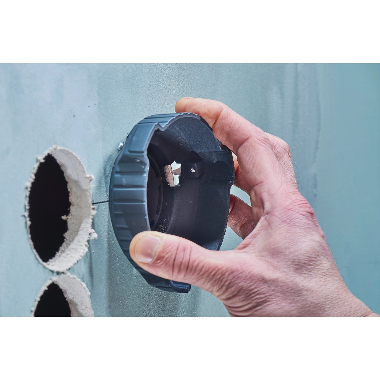 Wolfcraft Lochrandsenker Ø 68 mm für Gipskarton im Einsatz an einer Wand mit Bohrloch.