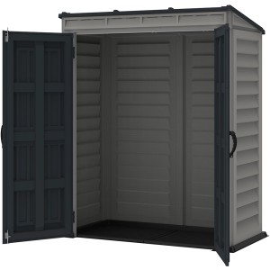 Offenes, graues Duramax YardMate Pent Kunststoff-Gartenhaus mit Doppeltür und schwarzem Boden.