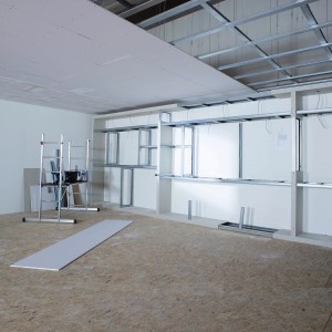 Raum im Ausbau mit Gipskartonplatte an Decke und Wand.
