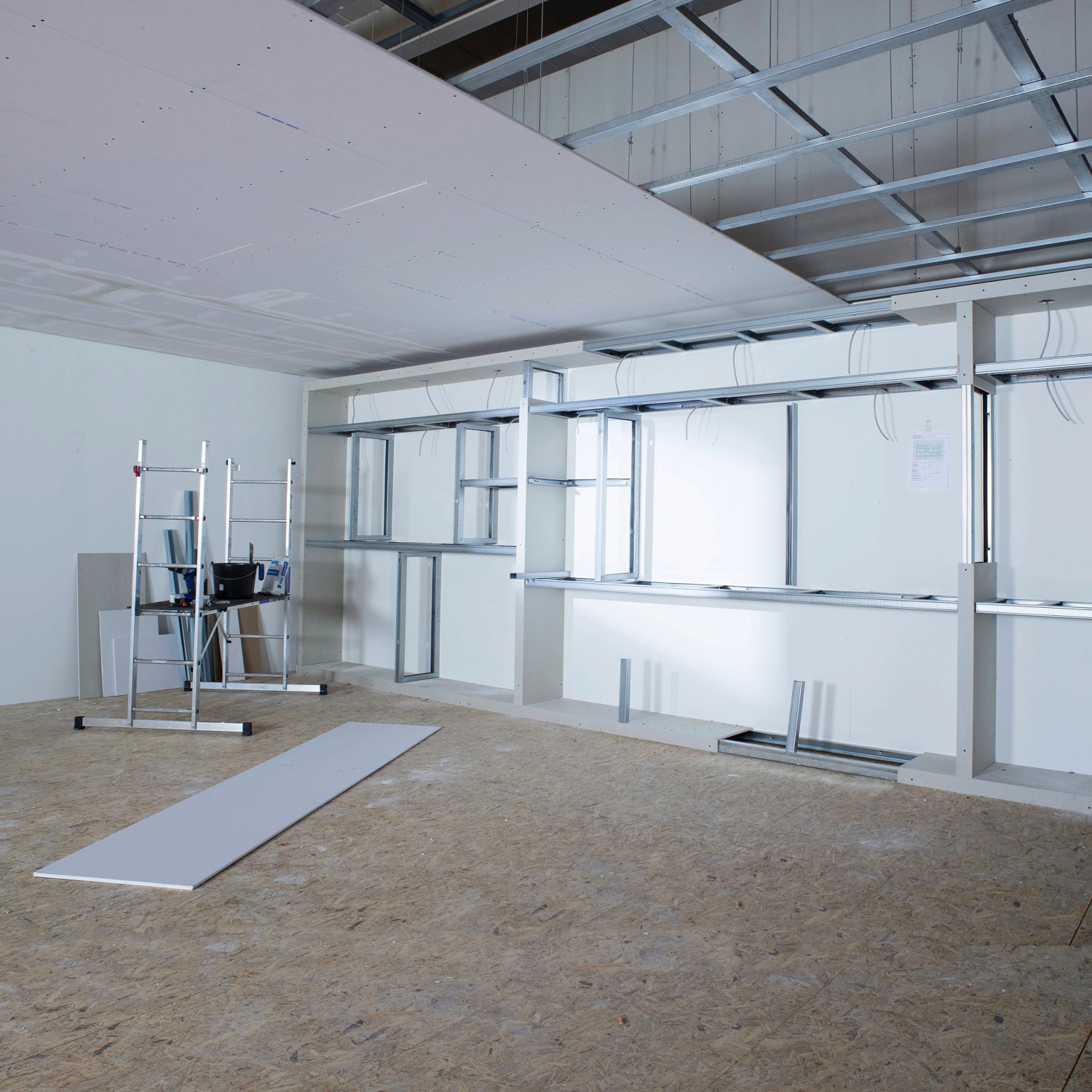 Raum im Ausbau mit Gipskartonplatte an Decke und Wand.