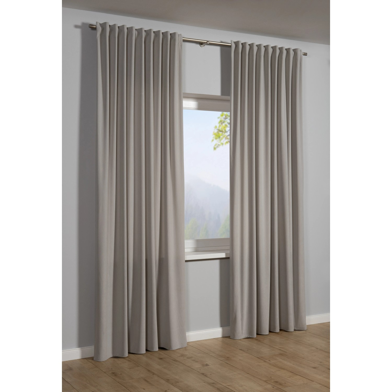 Blickdichter, silbergrauer Sehlbach Fertigschal Feincord (135x245 cm) vor Fenster.