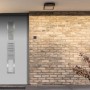 Graue Sicherheits-Haustür ThermoSpace Köln Prime RC2 mit Edelstahlgriff und Glaseinsatz vor Backsteinwand.