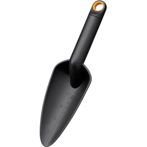 Schwarze Fiskars Solid Blumenkelle (29 cm) für Gartenarbeiten.