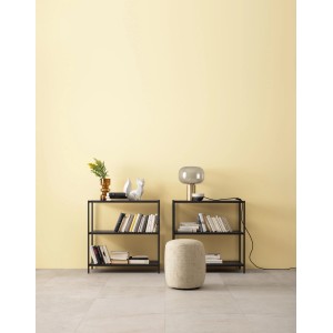 Wand in Champagnercreme (Schöner Wohnen Designfarben) mit Regalen, Lampe und Hocker.