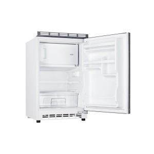 Geöffneter, weißer Unterbaukühlschrank mit Gefrierfach für Singleküche.