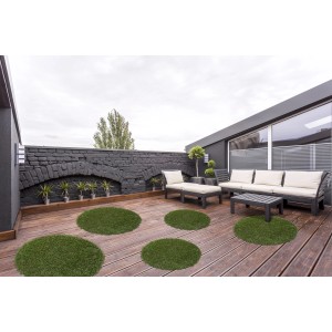 Andiamo Kunstrasen, runde grüne Rasenteppiche auf einer Terrasse mit Gartenmöbeln.