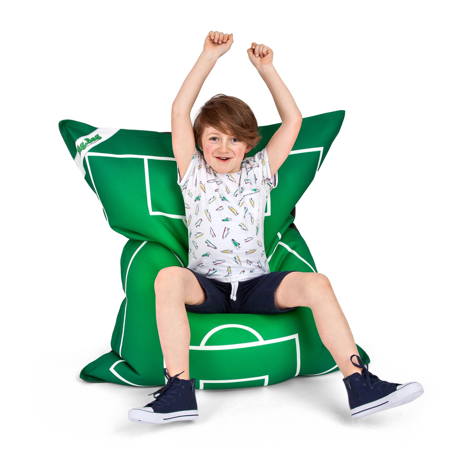 Junge sitzt auf grünem Sitting Point Sitzsack BigBag mit Fußballmuster.