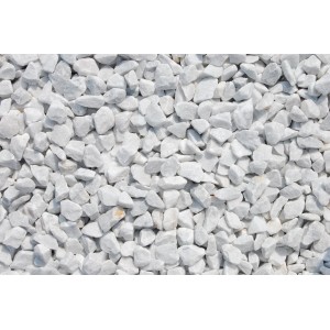 Nahaufnahme von Carrara Marmorsplitt, weiß, 16-25 mm Körnung, ideal für Garten- und Landschaftsbau.