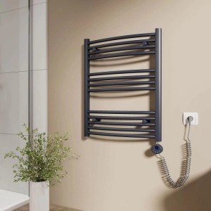 Emke elektrischer Badheizkörper gebogen, anthrazit, mit Thermostat. Handtuchtrockner an beiger Wand im Bad.