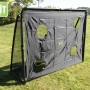 Schwarzes EXIT Coppa Fußballtor aus Stahl (220x170cm) mit Torwand auf Rasen.