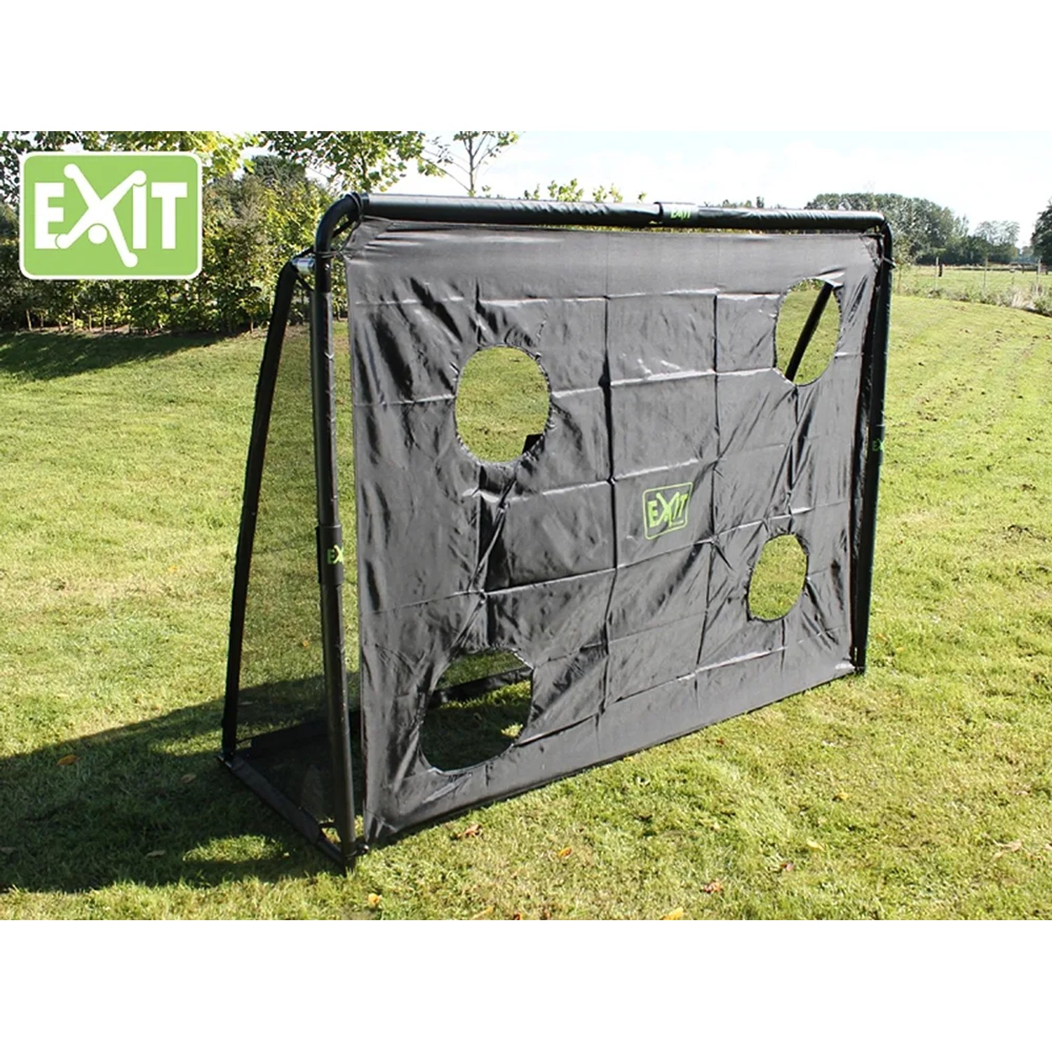 Schwarzes EXIT Coppa Fußballtor aus Stahl (220x170cm) mit Torwand auf Rasen.