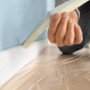 Anwendung von Tesa Malerband Classic (19mm) zum Abkleben einer Fußleiste vor dem Streichen.