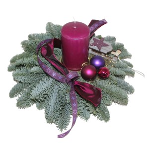 Adventsgesteck Nobilis in Brombeere mit Kerze, Kugeln und Schleife, Ø 32cm.