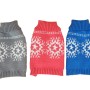 Hundepullover mit Schneeflockenmuster in Grau, Rot und Blau. Winterliche Hundebekleidung.