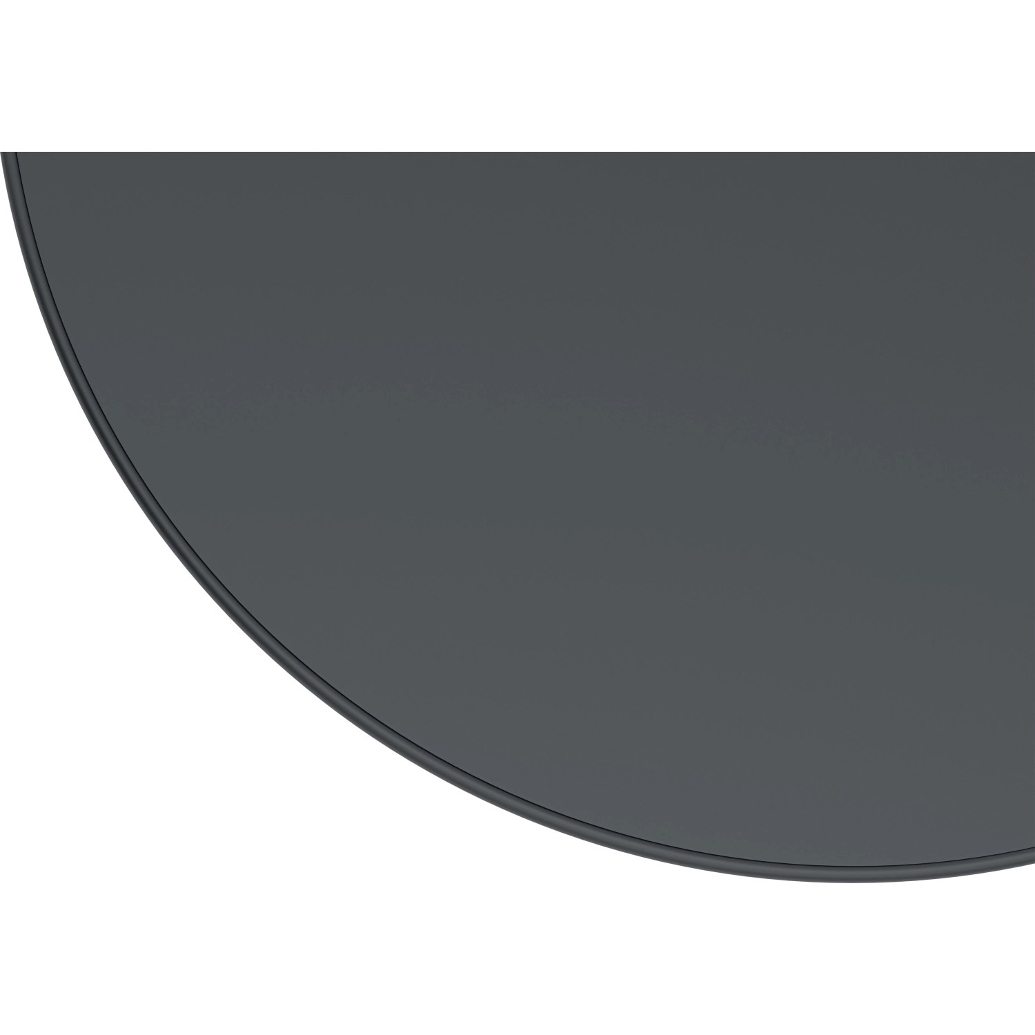 Detailaufnahme: Runde, schwarze Tischplatte aus Stahl des Balkonmöbel-Sets Patterson.