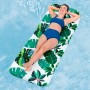 Frau entspannt auf Bestway Luftmatratze Blissfull Drifter mit tropischem Muster im Pool.