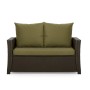 Grünes 2-Sitzer Gartensofa mit Kissen aus Polyrattan. Bequemes Sitzkissen & Rückenkissen für Gartenmöbel.