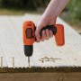 Black+Decker Akku-Bohrschrauber BDCD8 beim Schrauben in Holz.