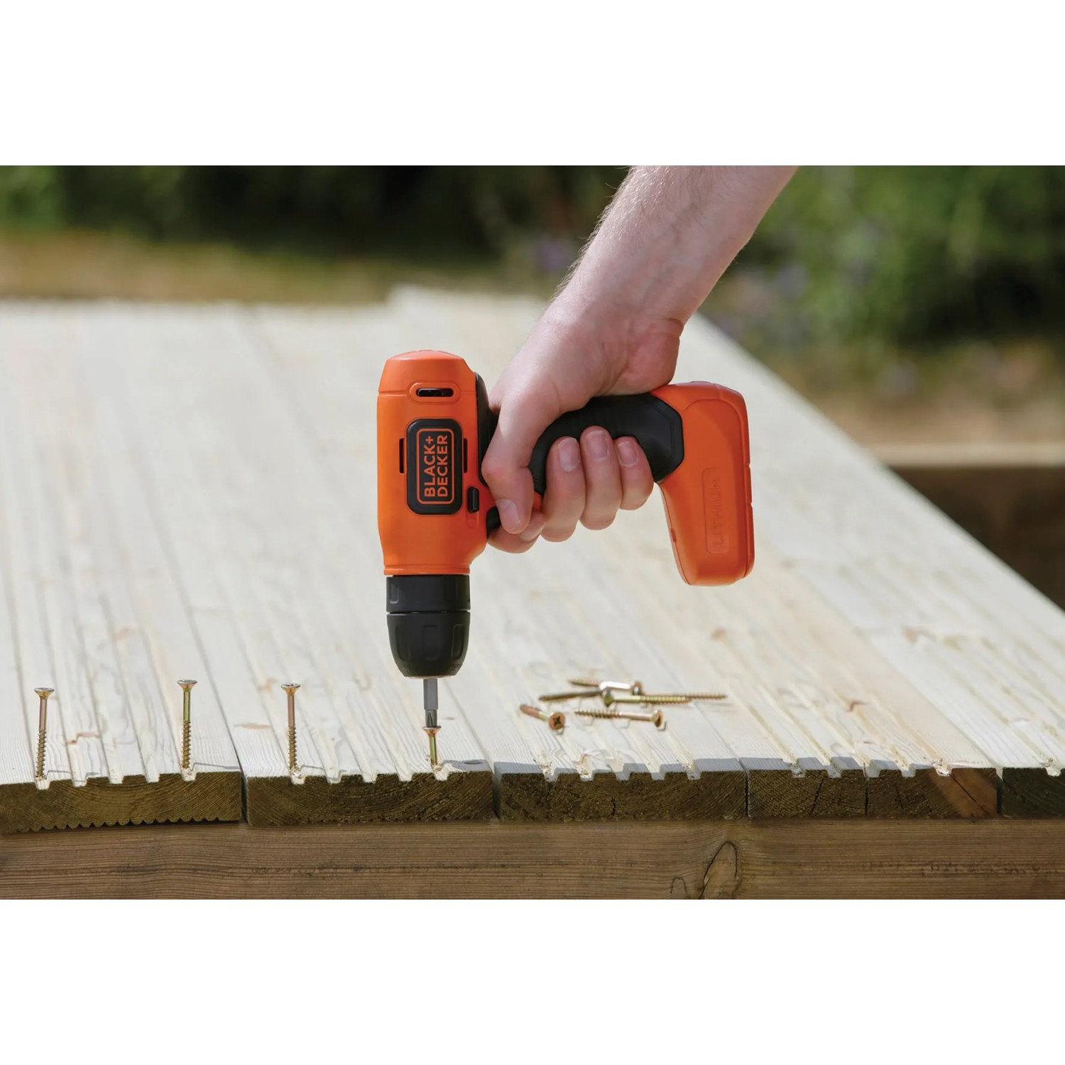 Black+Decker Akku-Bohrschrauber BDCD8 beim Schrauben in Holz.