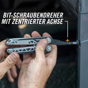 Gerber Dual-Force Multitool im Einsatz: Bit-Schraubendreher mit zentrierter Achse beim Schrauben.
