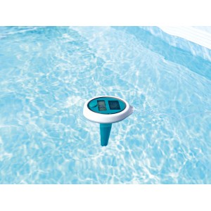 Bestway Poolthermometer digital mit Solar und Schnur im Wasser.