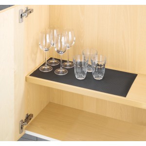 Schwarze Wenko Anti-Rutsch-Matte (150x50 cm) im Küchenschrank mit Gläsern.