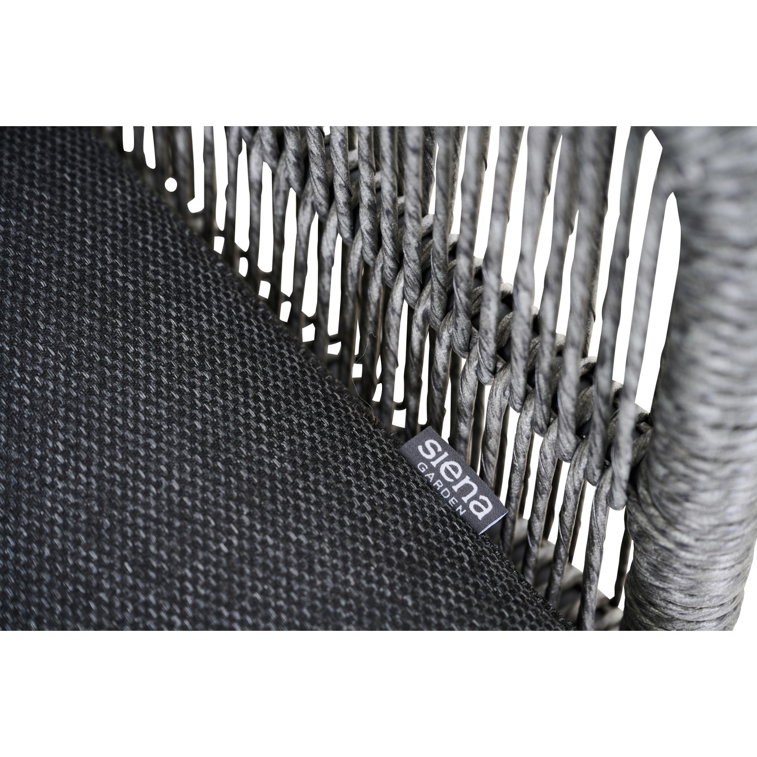 Detailaufnahme: Graues Siena Garden Loungesofa Kansas mit Kissen und geflochtenem Rahmen.