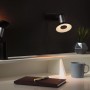 Paulmann GU10 LED-Leuchtmittel, 4,9W, warmweiß, auf Schreibtisch mit Deko. Energieeffizienzklasse G.