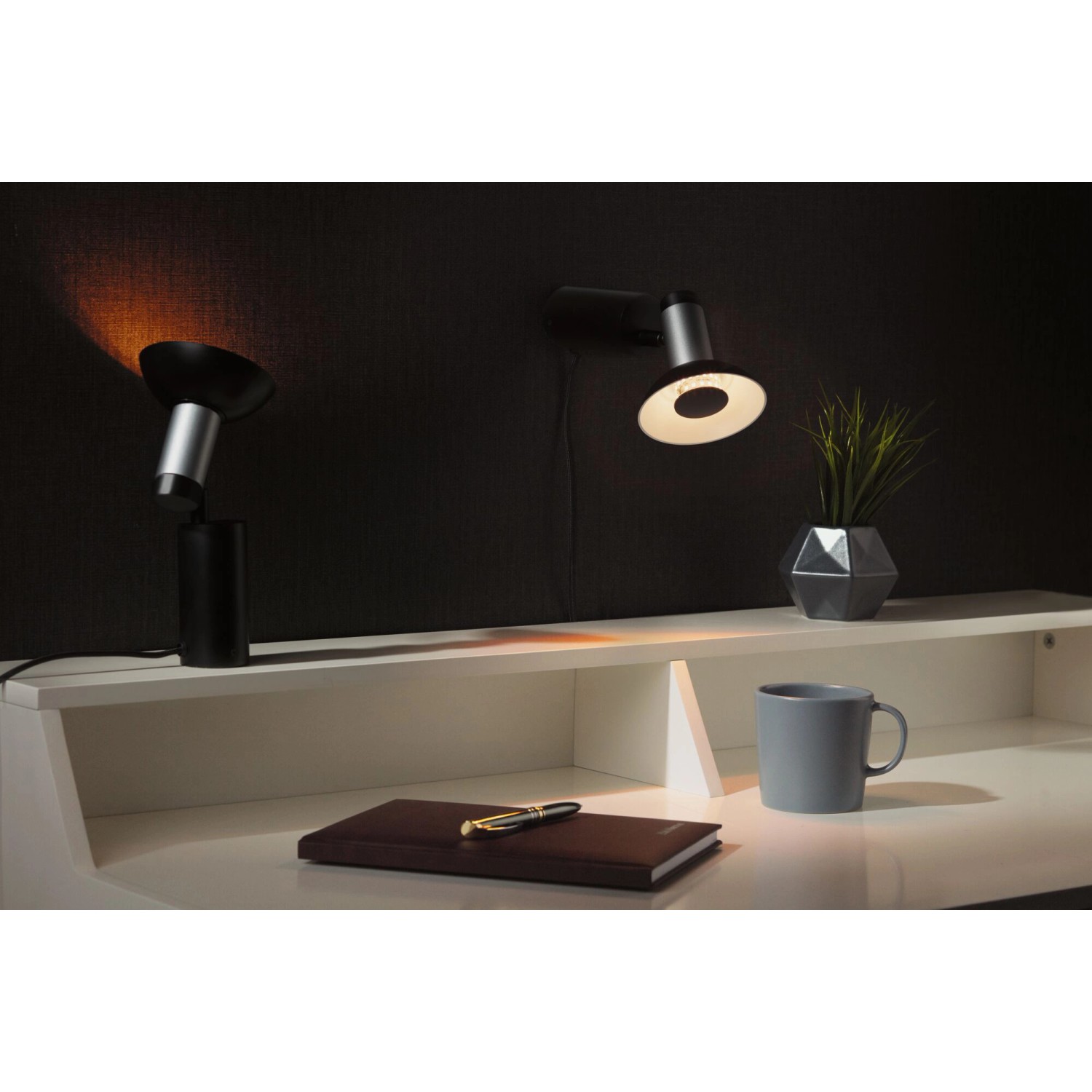Paulmann GU10 LED-Leuchtmittel, 4,9W, warmweiß, auf Schreibtisch mit Deko. Energieeffizienzklasse G.
