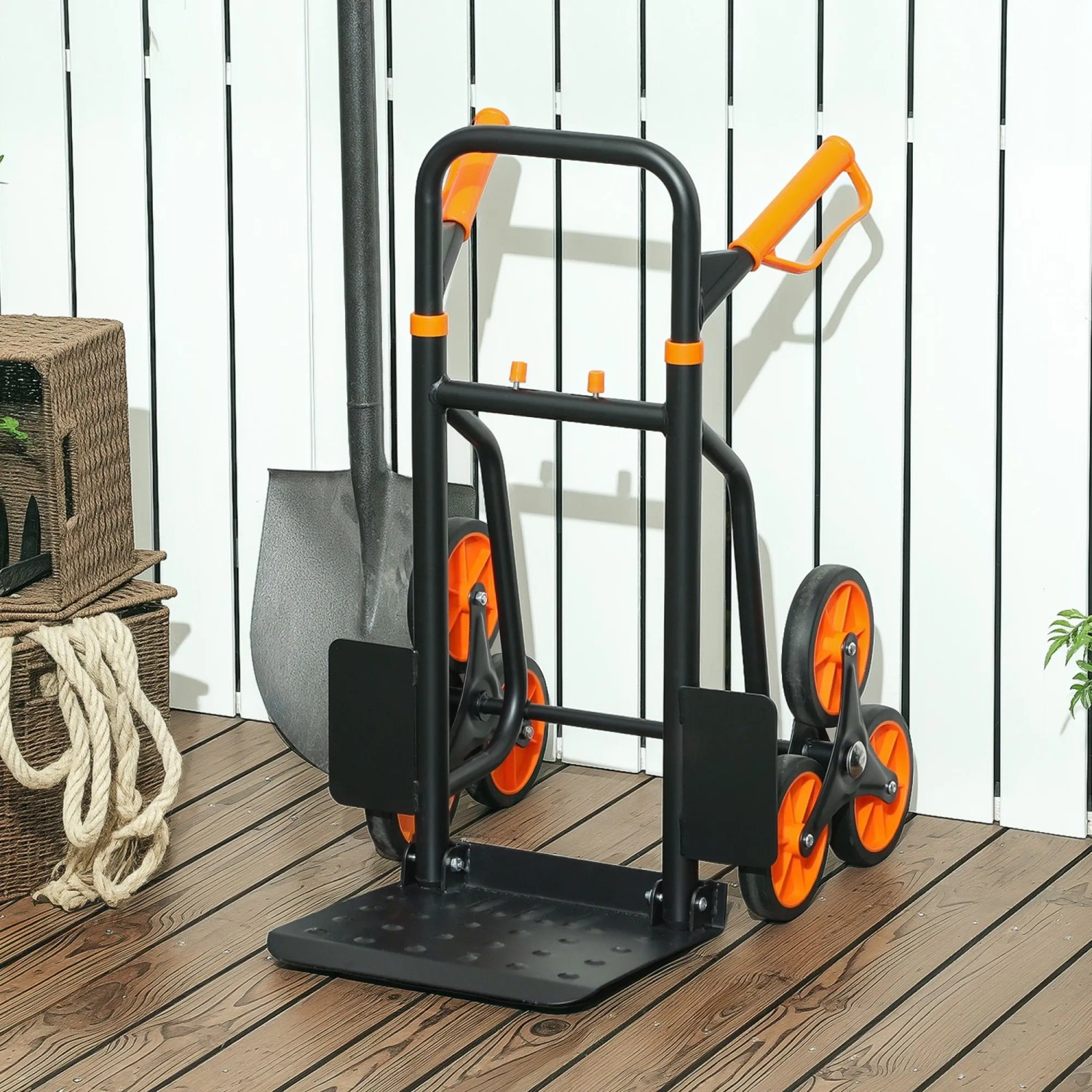 DURHAND Treppensteiger, schwarz-orange, mit 6 Rädern für Treppen und unebene Böden. Robuste, klappbare Sackkarre auf Holzterrasse.