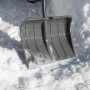 Grauer Gardena ClassicLine Schneeschieber im Schnee. Robuste Schneeschaufel für große Flächen.