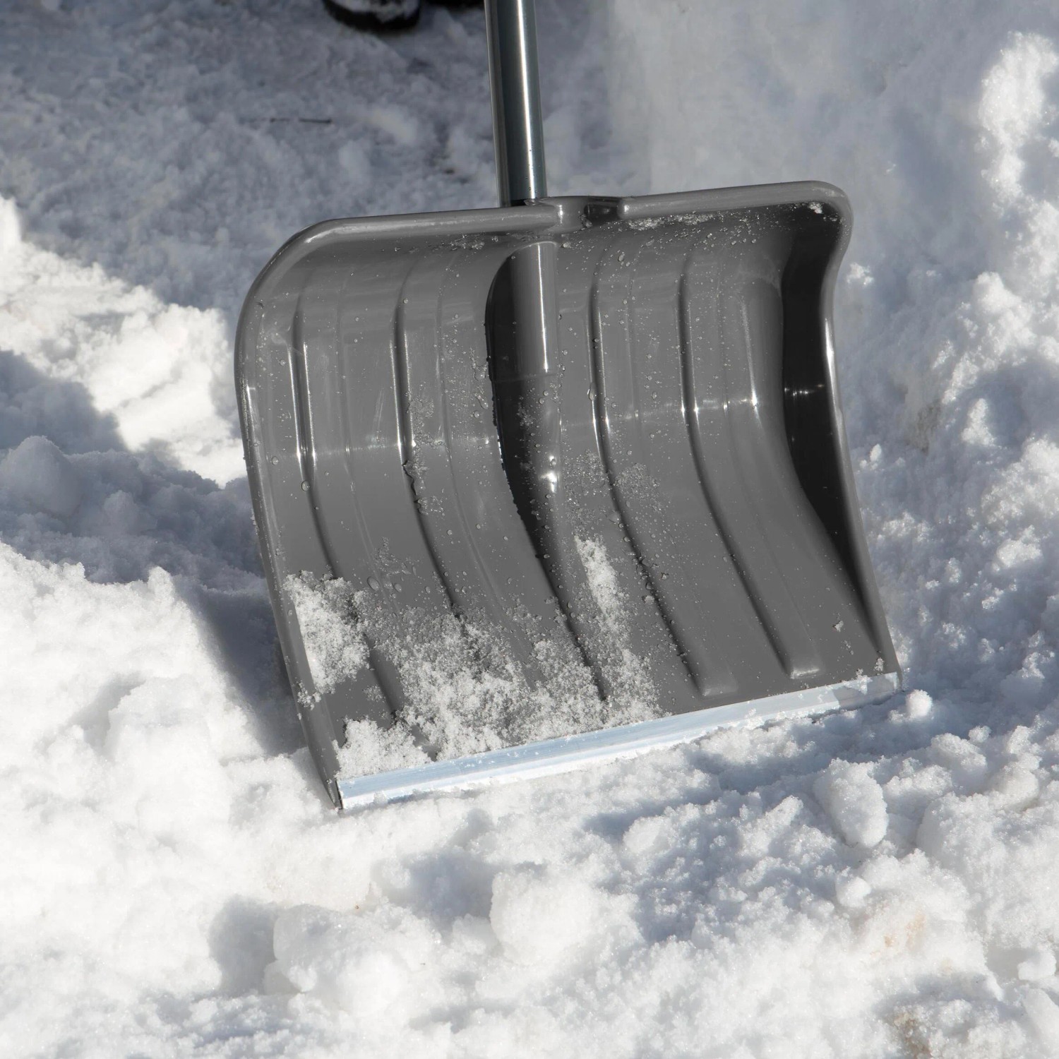 Grauer Gardena ClassicLine Schneeschieber im Schnee. Robuste Schneeschaufel für große Flächen.