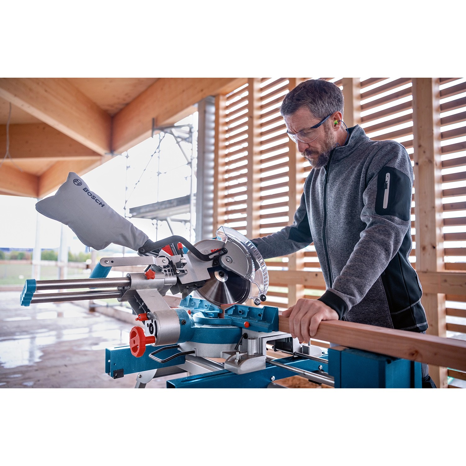 Bosch Professional Akku-Kapp- und Gehrungssäge GCM 18 V-254 D im Einsatz beim Holzzuschnitt.