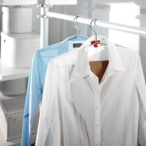 Metallbügel 5er-Pack mit Hemden in Weiß und Blau, ideal für die Aufbewahrung von Oberteilen.
