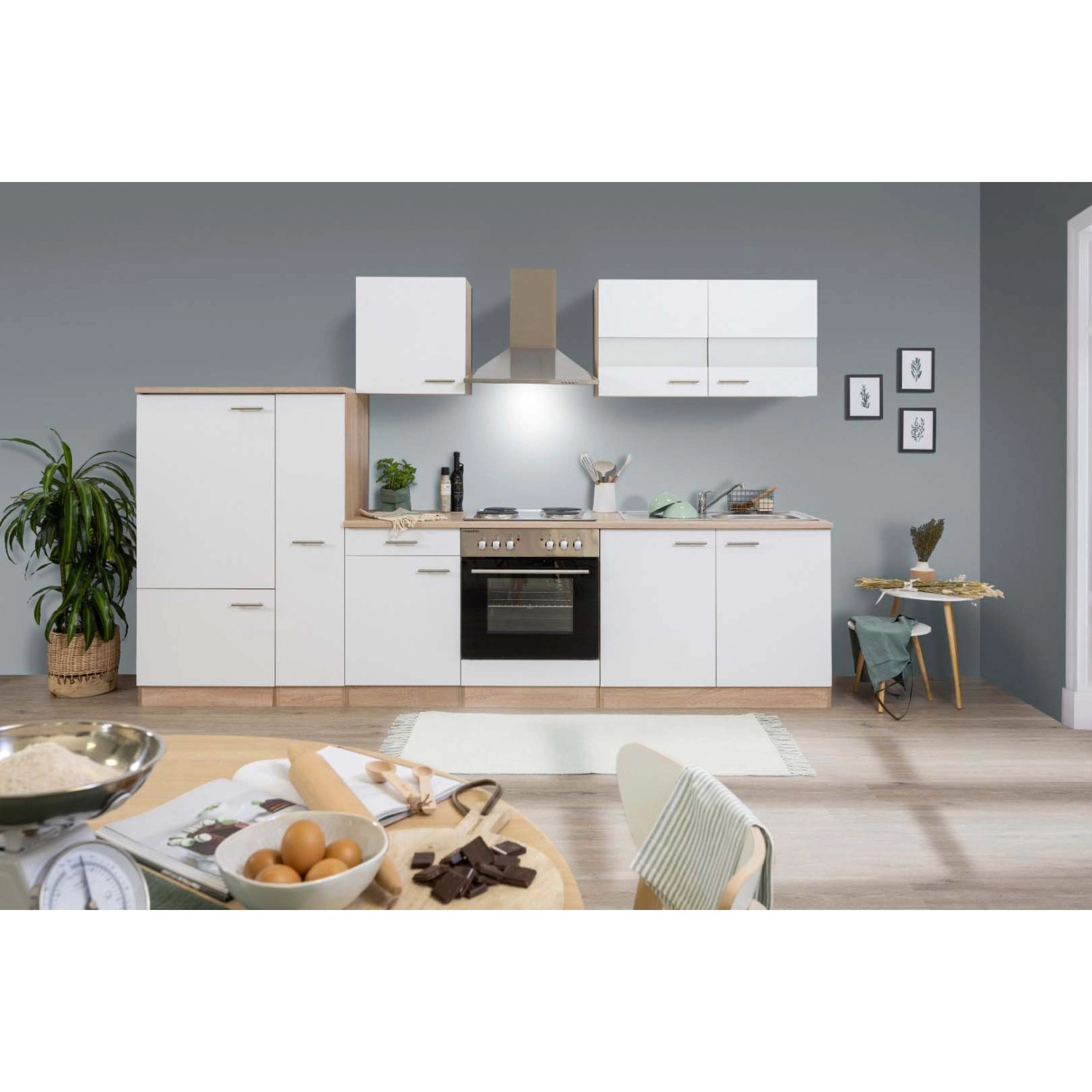 Respekta Küchenzeile 300 cm in Weiß-Eiche Sägerau ohne E-Geräte mit Ober- und Unterschränken.