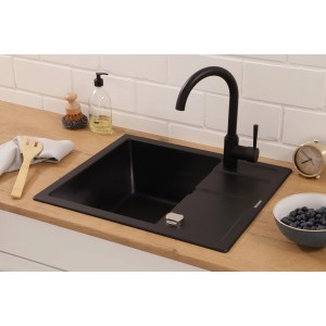Schwarze Respekta Granitspüle Nashville (58x50cm) mit Armatur auf einer Holzarbeitsplatte.