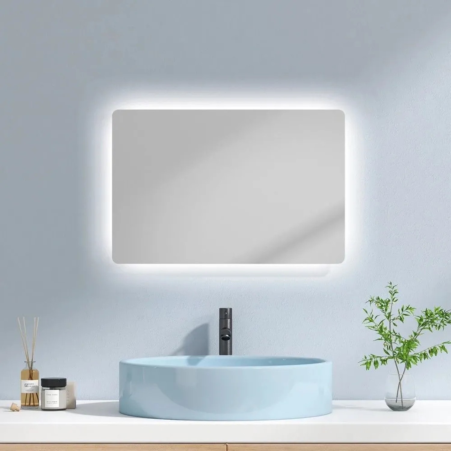 Rechteckiger Emke Badspiegel mit LED-Beleuchtung und Anti-Beschlag-Funktion über blauem Waschbecken. Modernes Design.