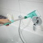 Leifheit Fliesen- & Wannenwischer Flexipad mit Teleskopstiel im Einsatz im Badezimmer.
