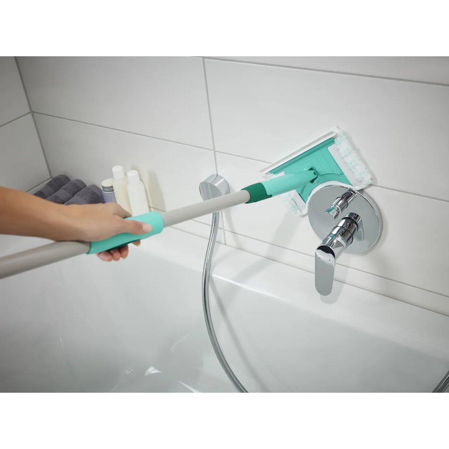 Leifheit Fliesen- & Wannenwischer Flexipad mit Teleskopstiel im Einsatz im Badezimmer.