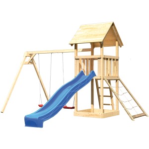 Karibu Spielturm Lotti mit blauer Rutsche, Doppelschaukel und Netzrampe aus naturbelassenem Holz.
