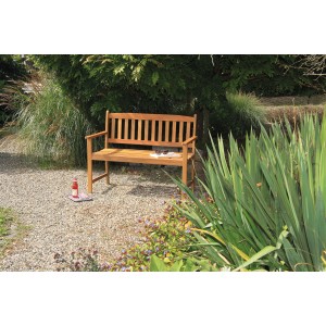Acamp Gartenbank Woody 2-Sitzer aus Teakholz (FSC®) im Garten.