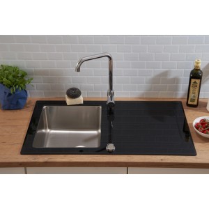 Respekta Glasspüle New York, 86x50 cm, Schwarz, mit Abtropffläche und Armatur auf einer Holzarbeitsplatte.