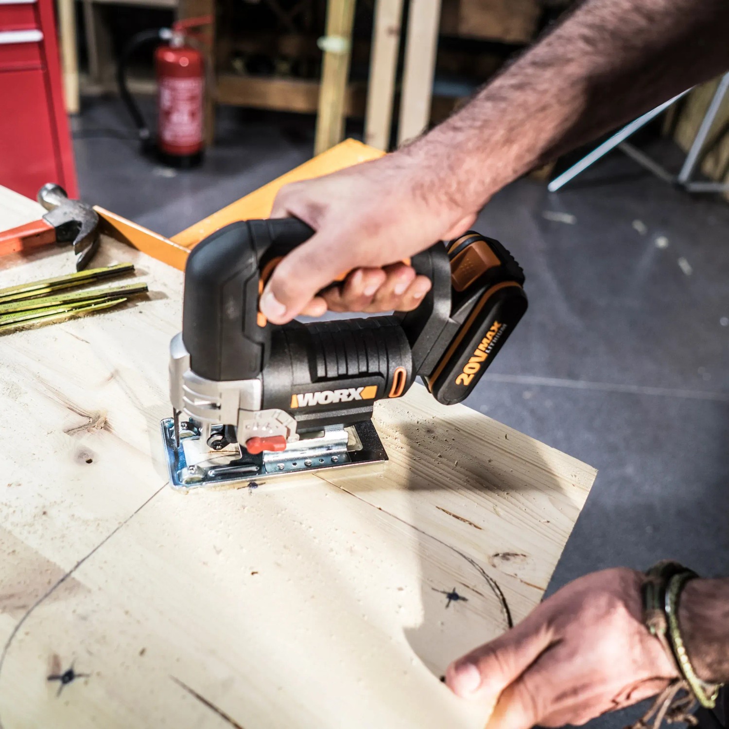Worx Akku-Stichsäge WX543 in Aktion beim Sägen von Holz. Kompaktes, kabelloses Werkzeug.