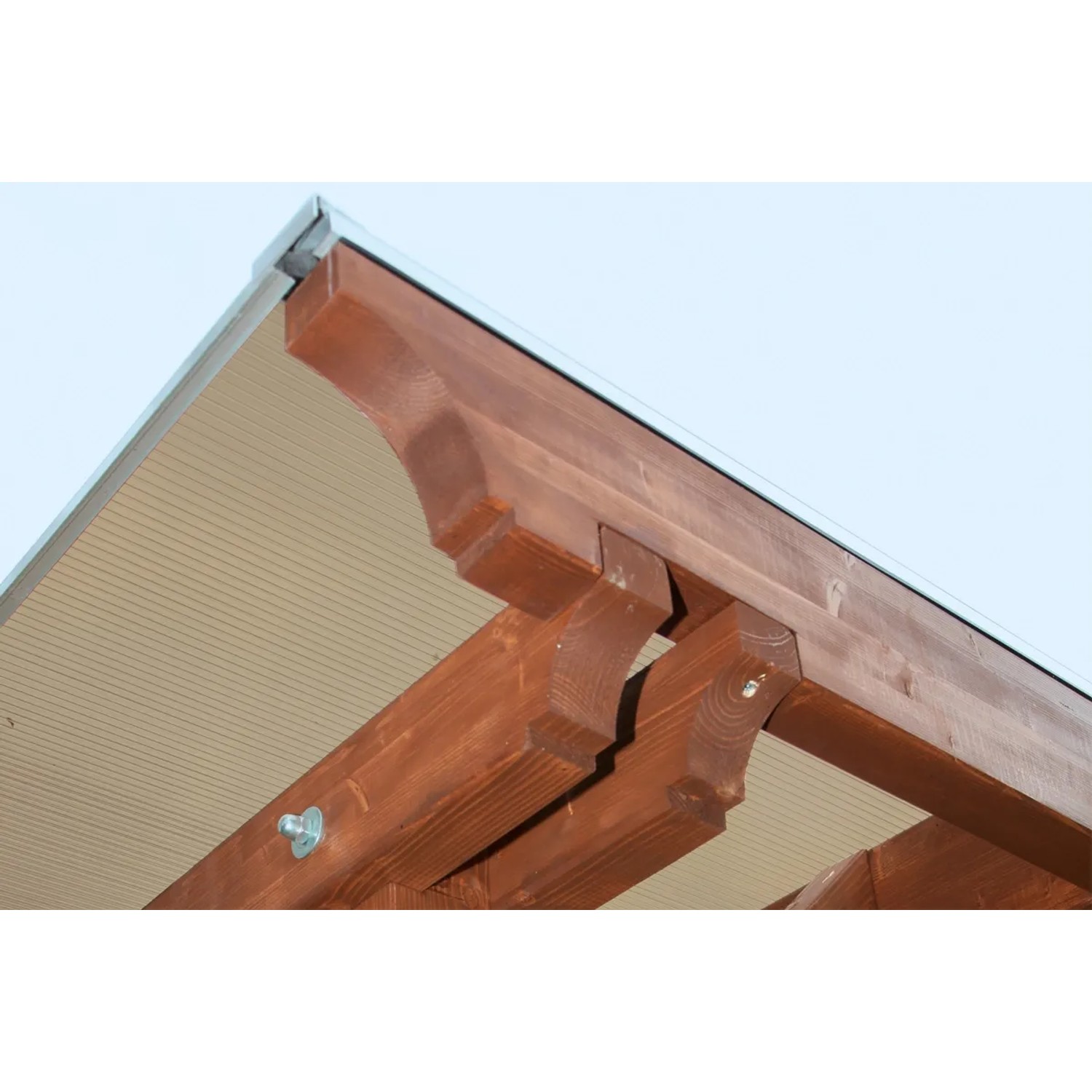 Detailansicht des Holz-Pavillons Marseille von Skan Holz: braune Holzkonstruktion mit Dach.