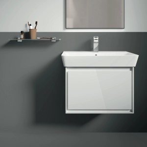 Ideal Standard Glasablage IOM Cube Chrom im Badezimmer mit Waschbecken und Spiegel.