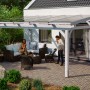 Freistehende, weiße Skan Holz Terrassenüberdachung Sanremo aus Leimholz mit Polycarbonat-Dach.