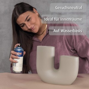 Frau lackiert Vase mit belton Buntlack Perfect Desert Sand Spray, seidenmatt.